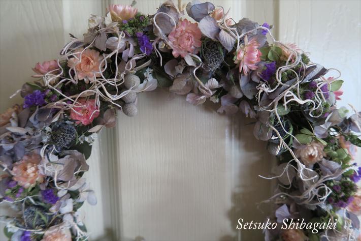 Hand Made Wreaths Using Natural Thin Vines 針金のように細いつるモノ束ね手リースに